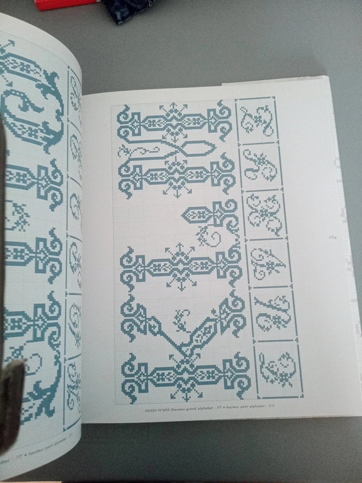 Boek "Alphabets Anciens à broder au point de croix" - Véronique Maillard – photo 7